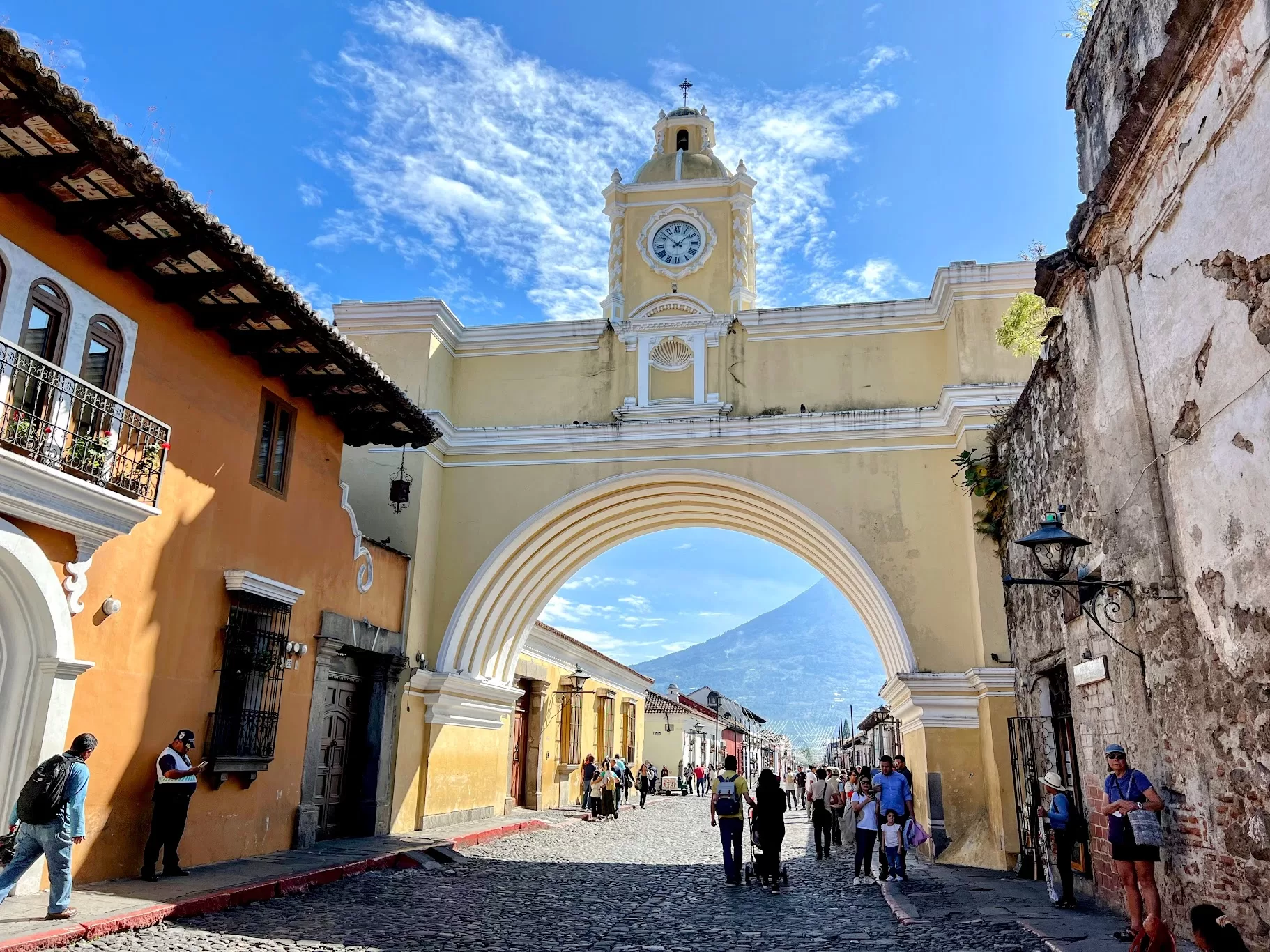 antigua guatemala arco de santa catalina arch top can't miss sights